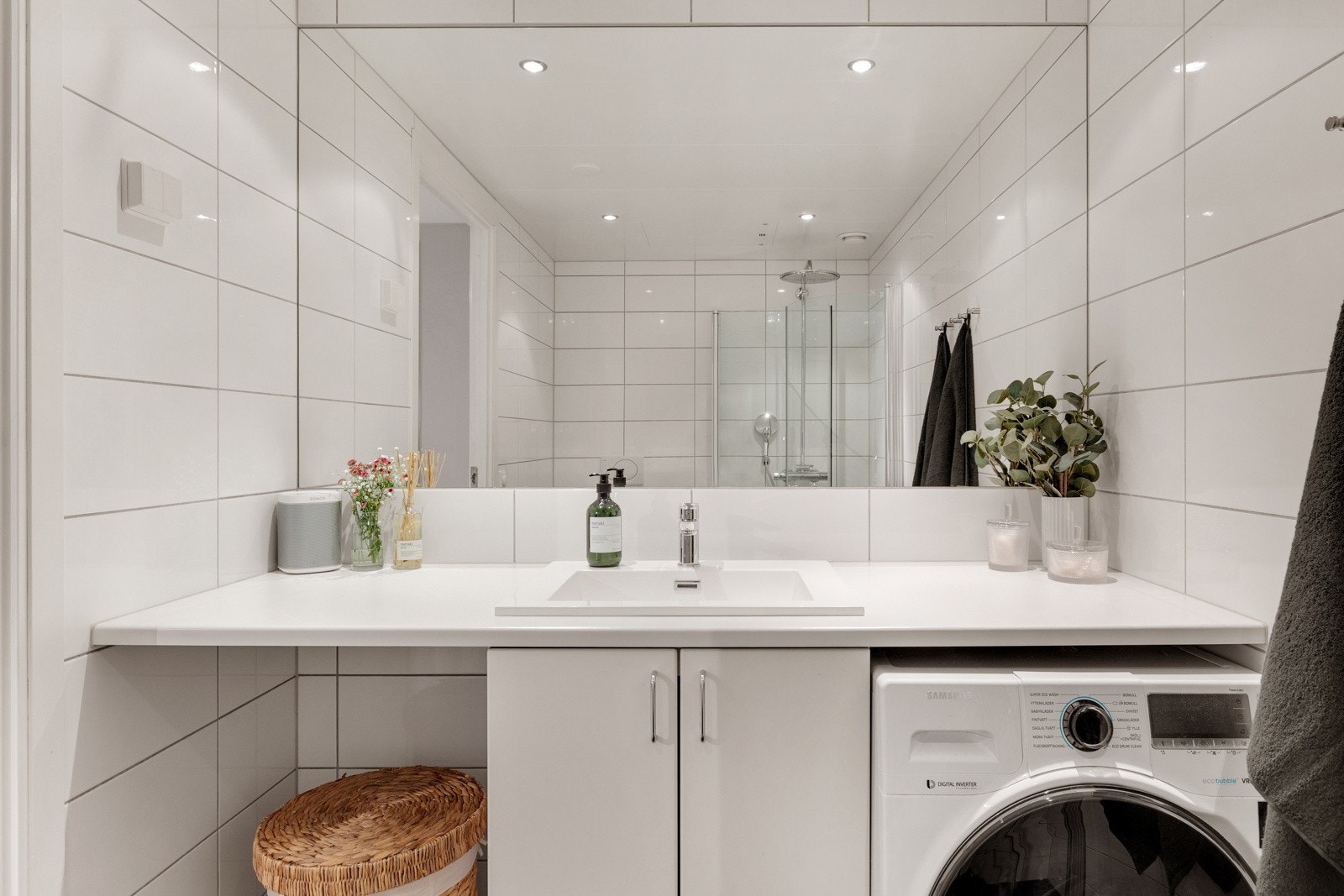 Praktisk med plass og opplegg for vaskemaskin under benkeskap. Galleribilde