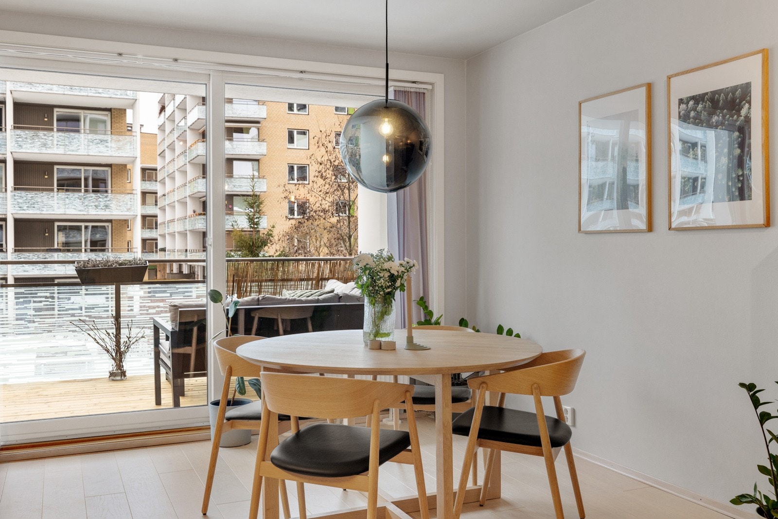 Det er god plass til stort spisebord - Her kan man invitere venner og familie til hyggelige lag! Galleribilde