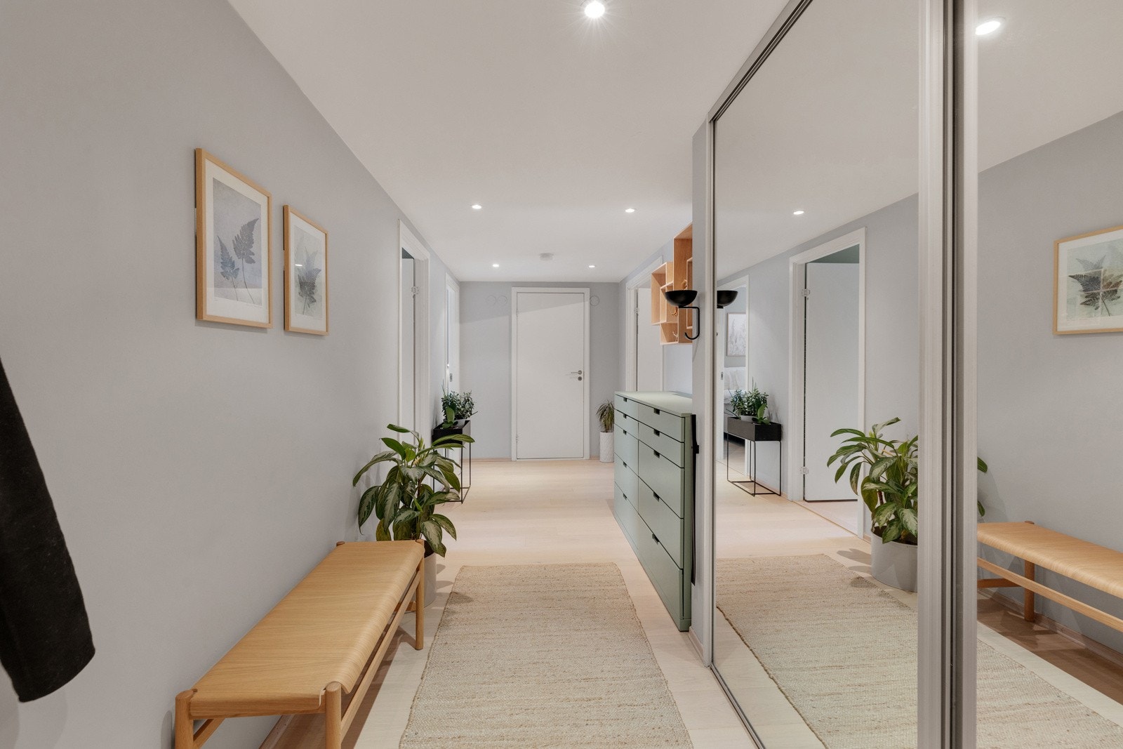 Du tar deg tørrskodd opp fra garasjeplassen i kjelleren og opp til leiligheten i byggets 3. etasje via felles trapperom med heisadkomst. Galleribilde