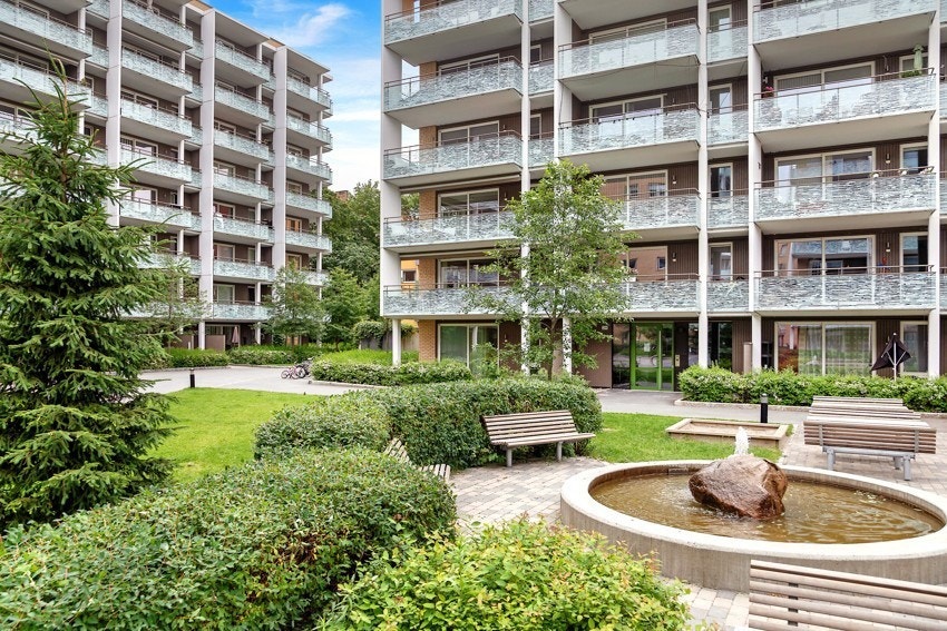Tomten er fellesareal og er svært pent opparbeidet med plenarealer, diverse beplantning, sittebenker og asfalterte internveier. Galleribilde