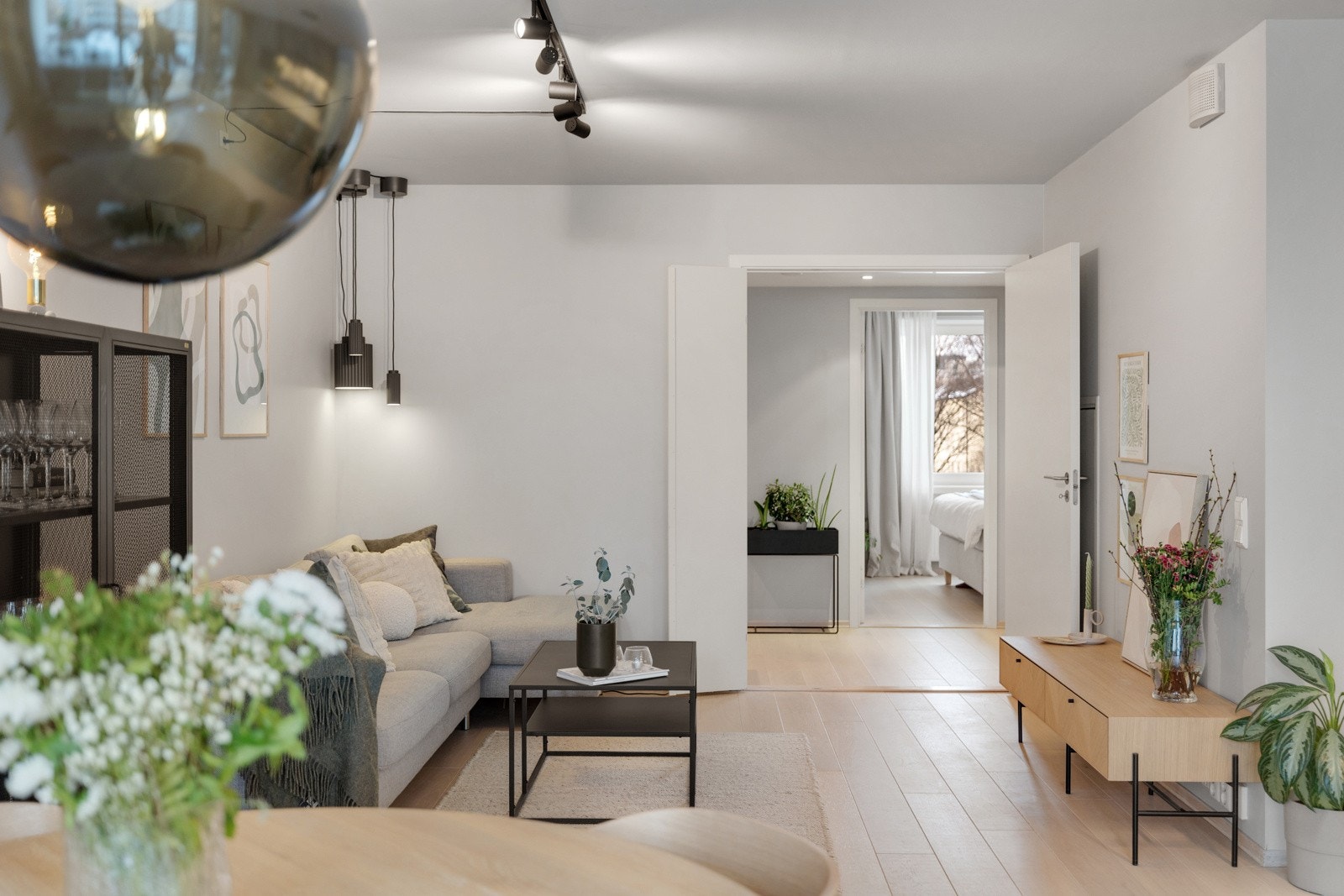 Akonto varmtvann og fyring (ved fjernvarme), samt kabel-TV og bredbånd fra Telia er inkludert i felleskostnadene. Galleribilde