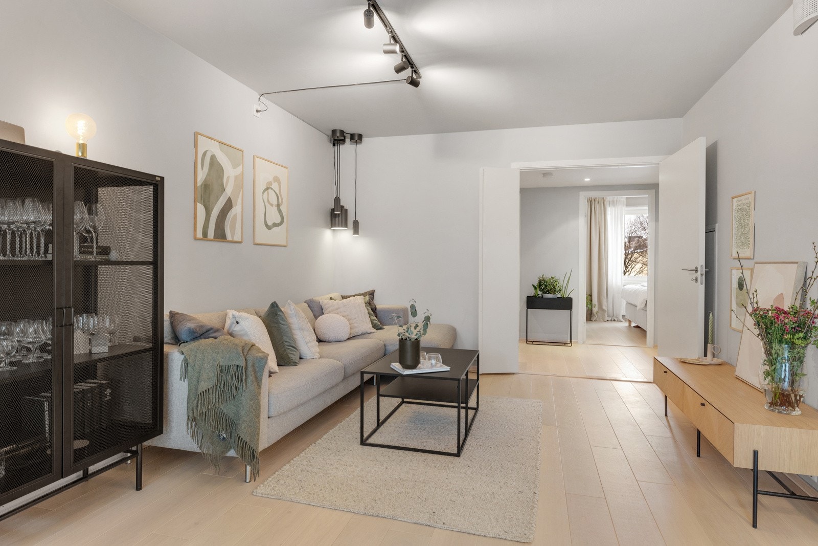 Stuen er meget romslig med god plass til sofagruppe, TV-seksjon, hyller, spisebord, samt øvrig ønsket møblement. Galleribilde