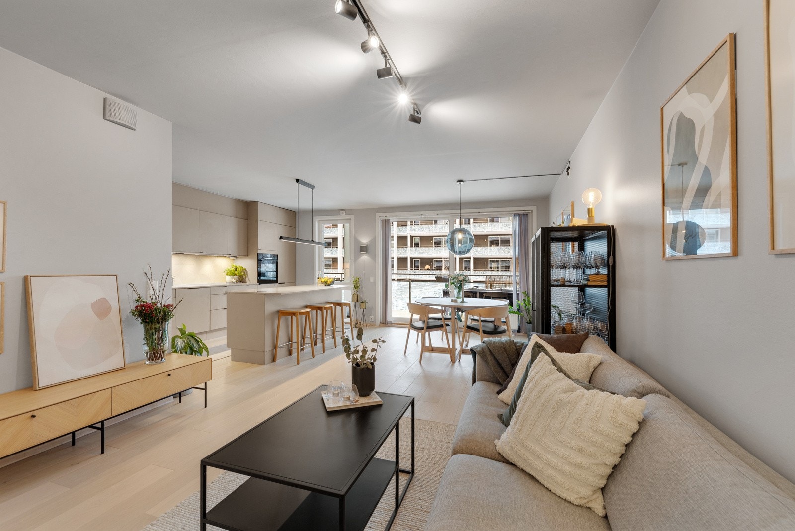 De store vindusflatene gir rikelig med naturlig lys og en god romfølelse. Galleribilde