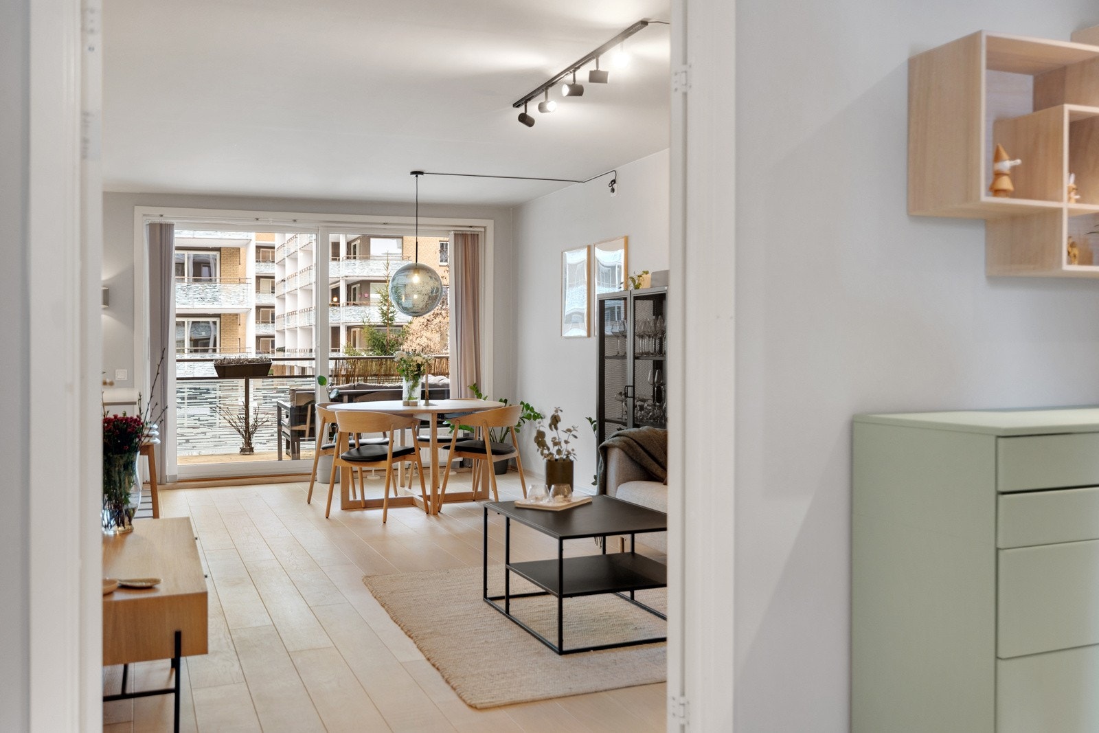 Fra entréen er det åpen inngang til stuen. Galleribilde