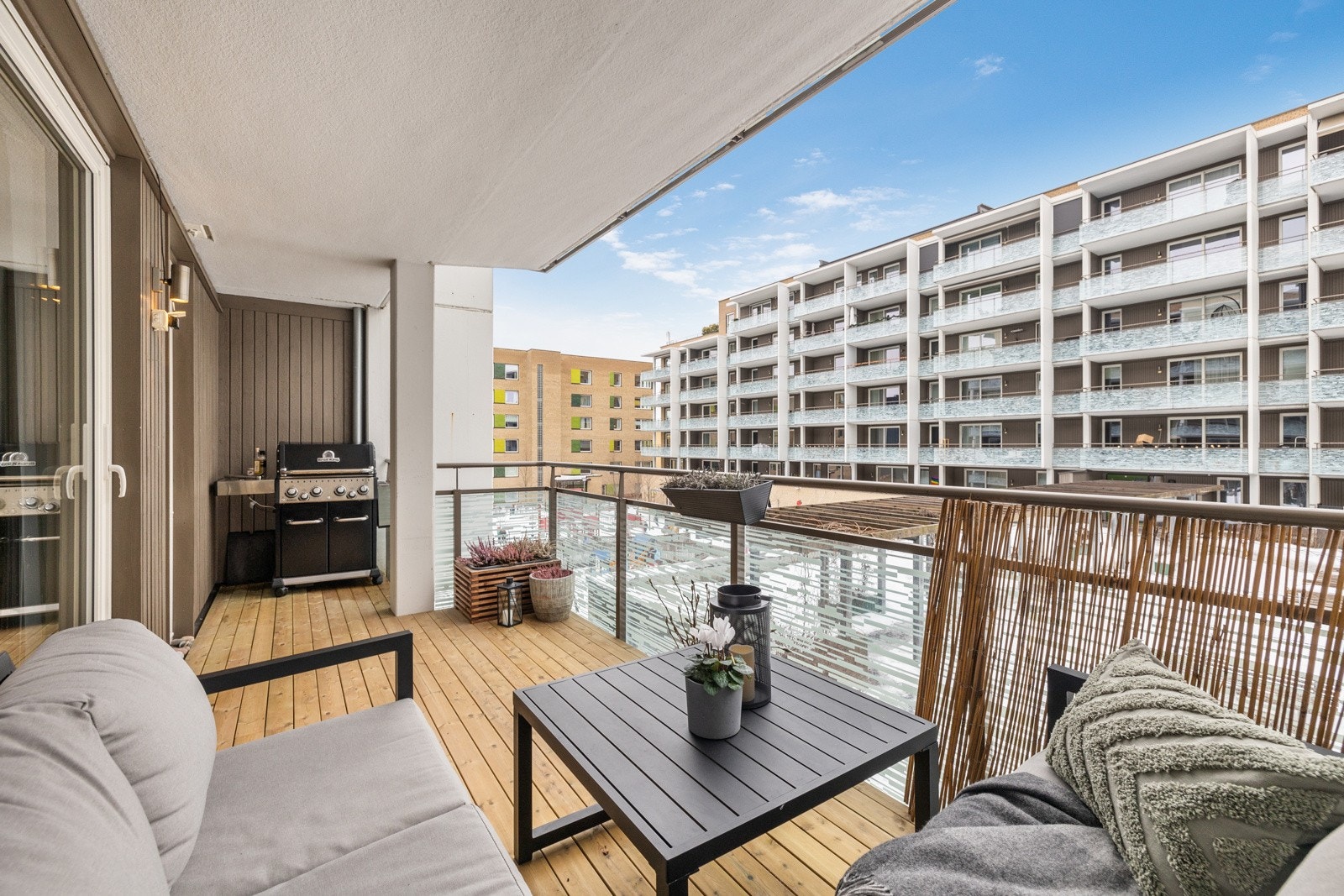 En stor og flott nordvestvendt balkong på ca. 11,8m² med kveldssol. Galleribilde