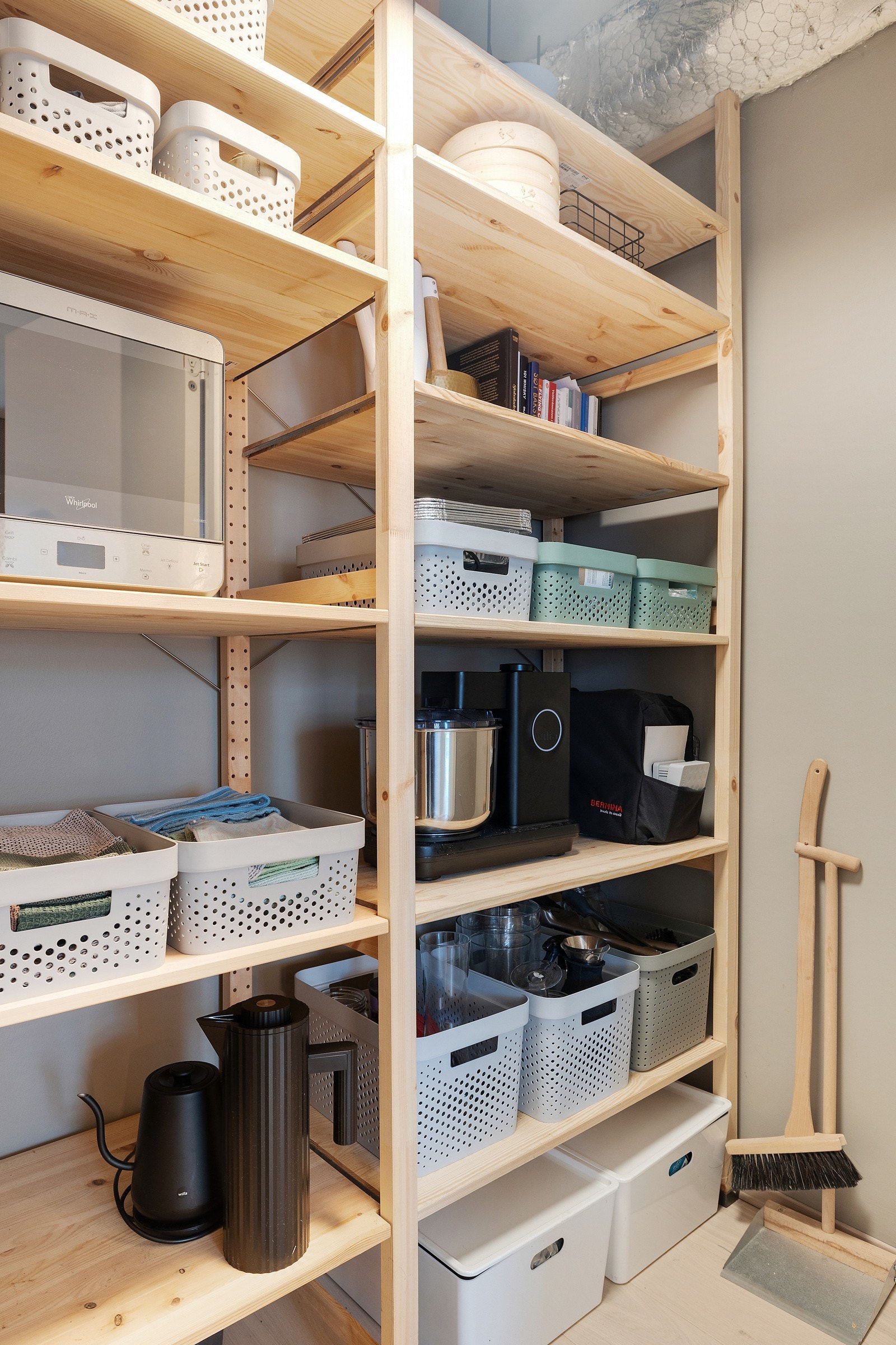 Fra kjøkkenet er det adkomst til en meget praktisk innvendig bod på 3m² med ekstra lagringsplass. Galleribilde