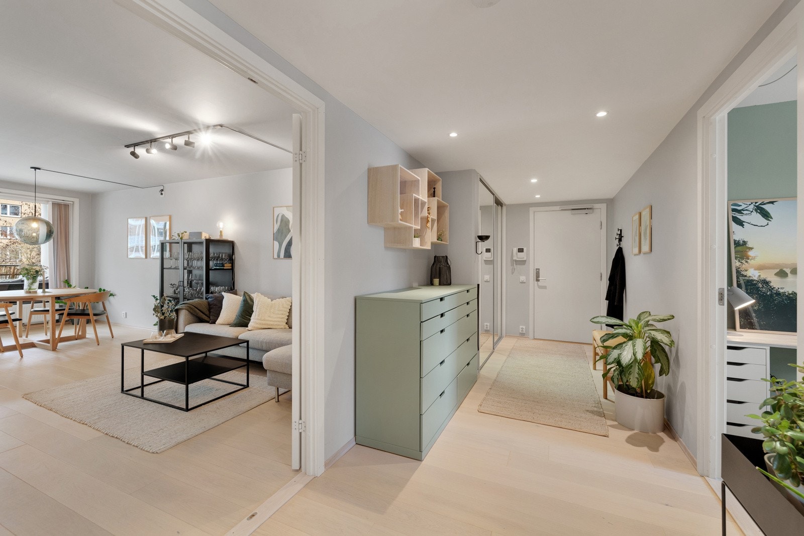 I entréen har du god plass til sko og yttertøy i plassbygget skyvedørsgarderobe med speildører, samt ytterligere plass til oppheng, skoskap eller kommoder. Galleribilde