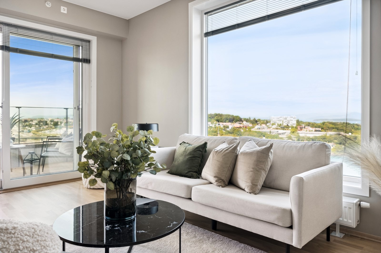 013_Leiligheten ligger pa hjørnet og fa r lys inn fra to sider.jpg Galleribilde