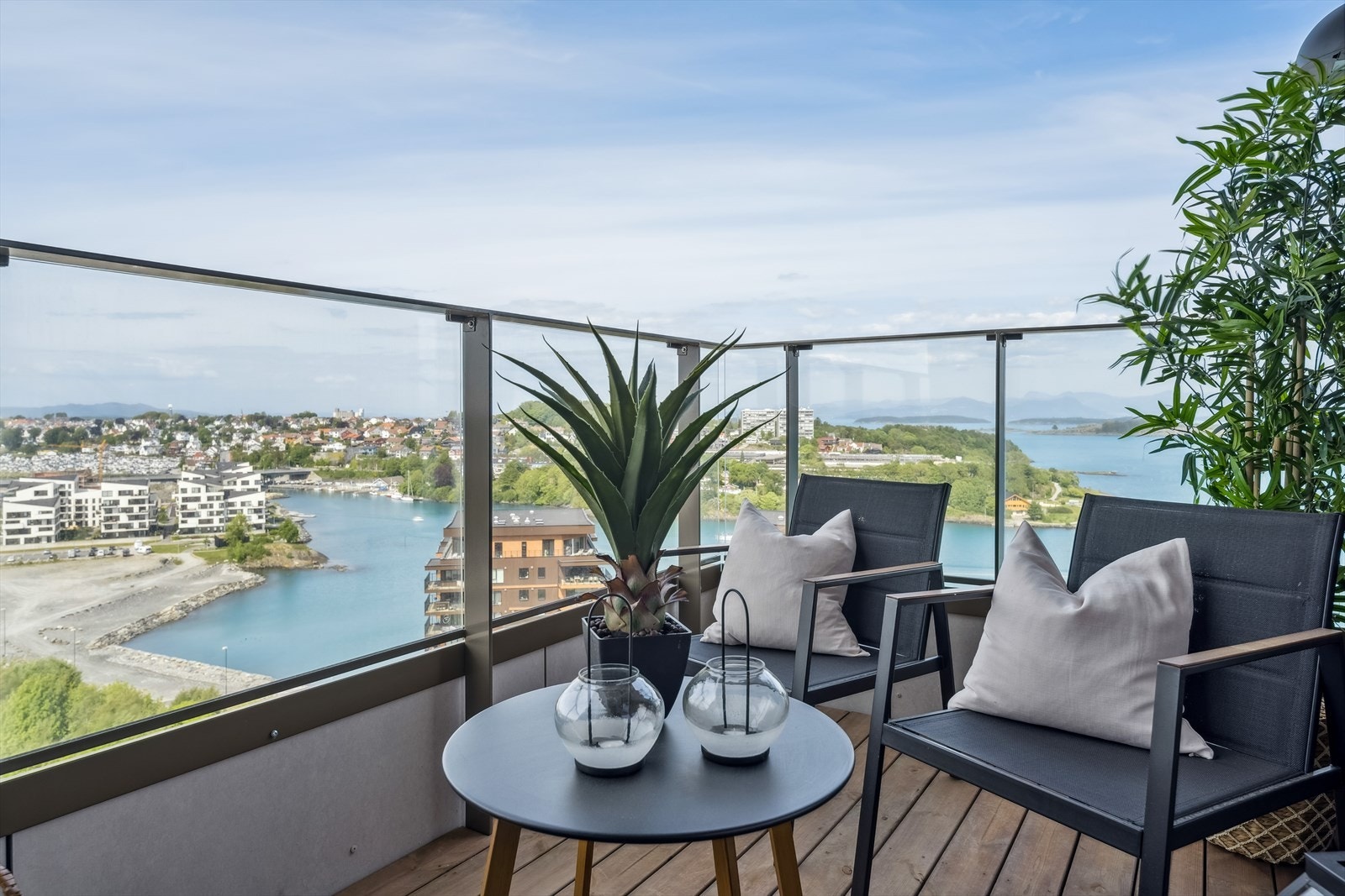 002_Balkong med kveldssol og utsikt.jpg Galleribilde