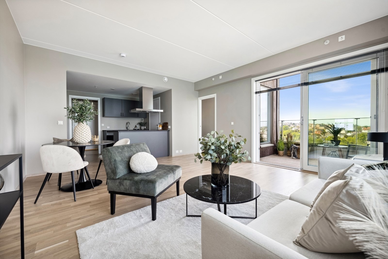 011_Romslig stue med utganng til balkong.jpg Galleribilde