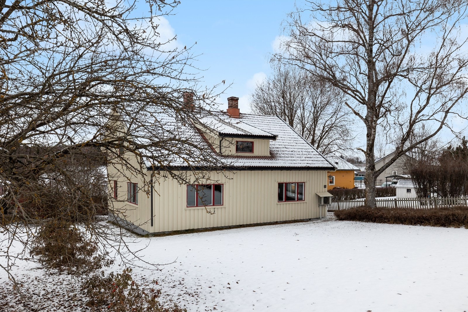 Gamlevegen 21 har en solrik og åpen beliggenhet med fint uteareal og terrasse/overbygget inngangsparti orientert mot vest. Galleribilde