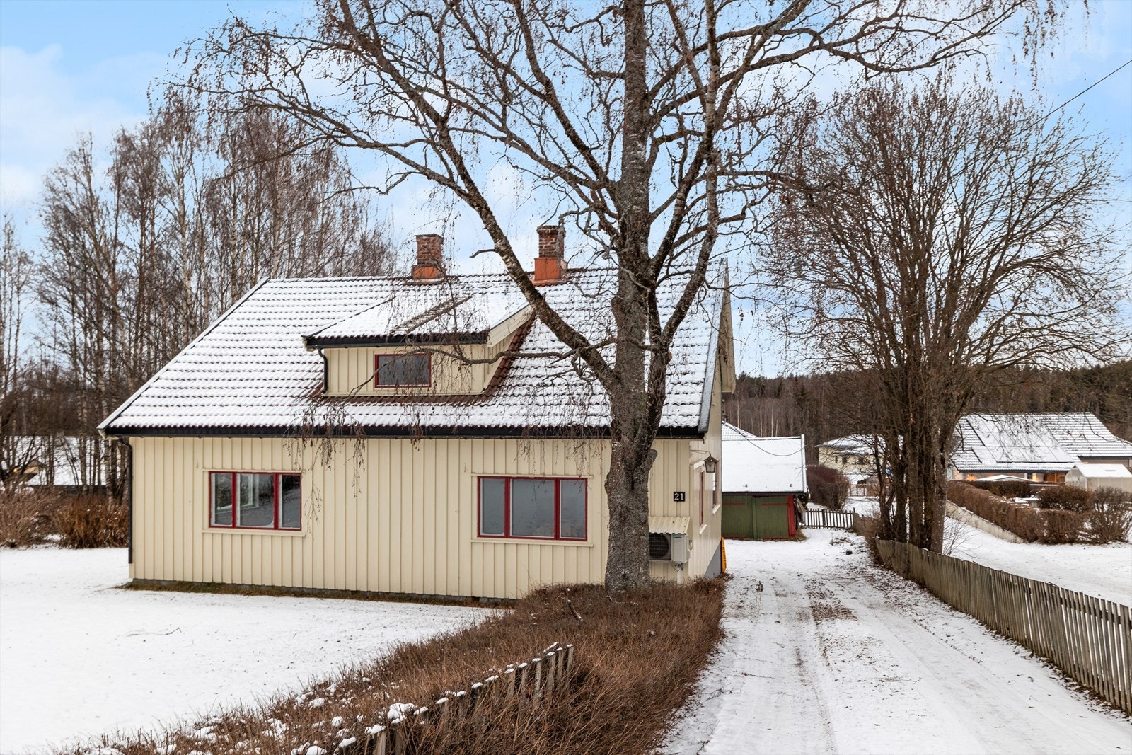 Eiendommen ligger i et etablert boligområde og har en god beliggenhet med korte avstander til kollektiv transport, barnehage, barneskole. Galleribilde