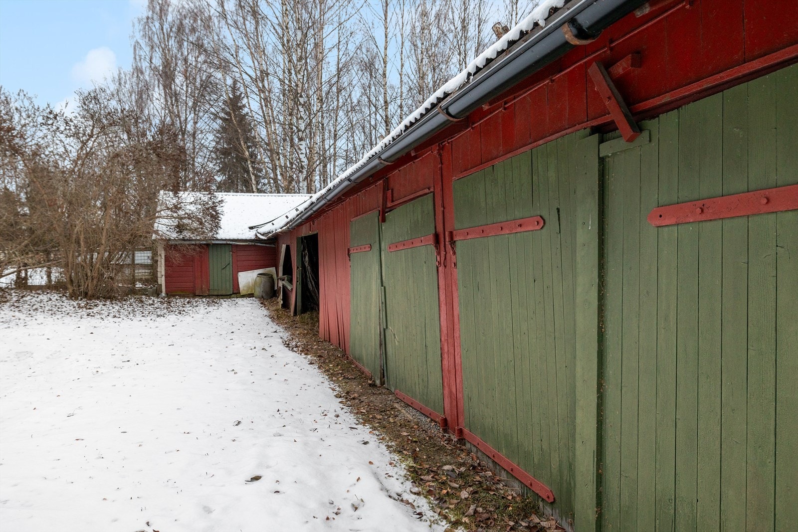 Øvrig bebyggelse består av garasje/uthus på 26 m² og uthus/hundehus på 9 m². Galleribilde