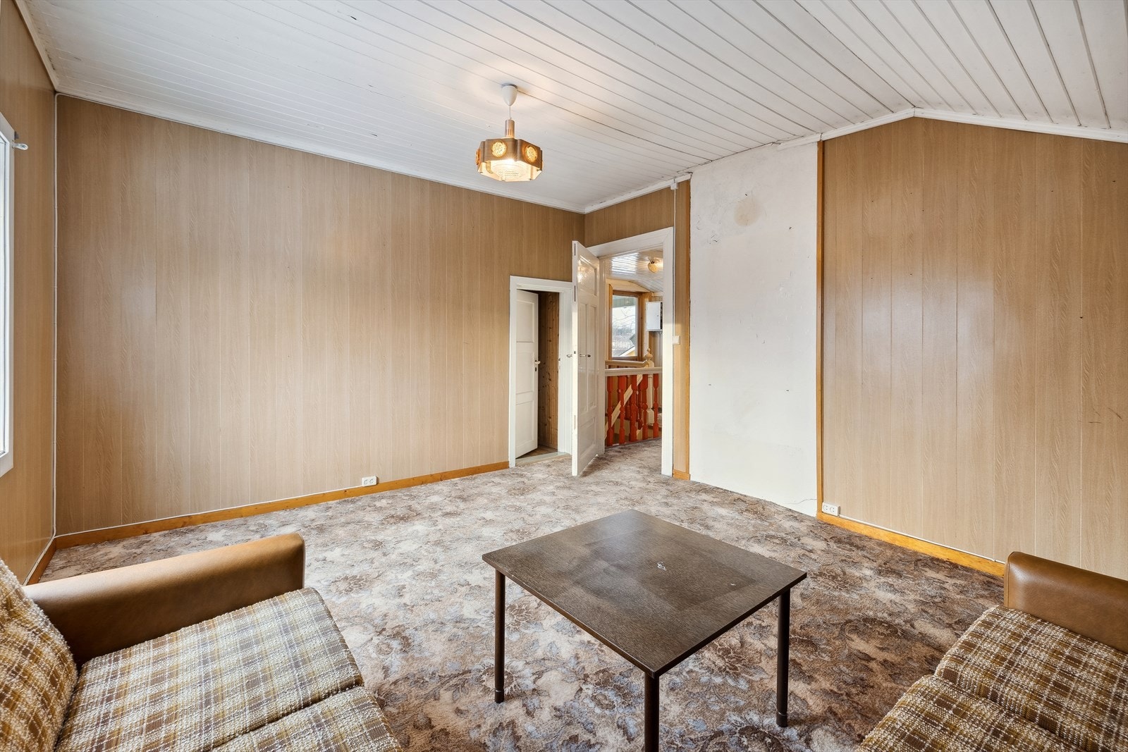 Soverom 2 med videre tilgang til 2 av boligens 4 kott. Galleribilde
