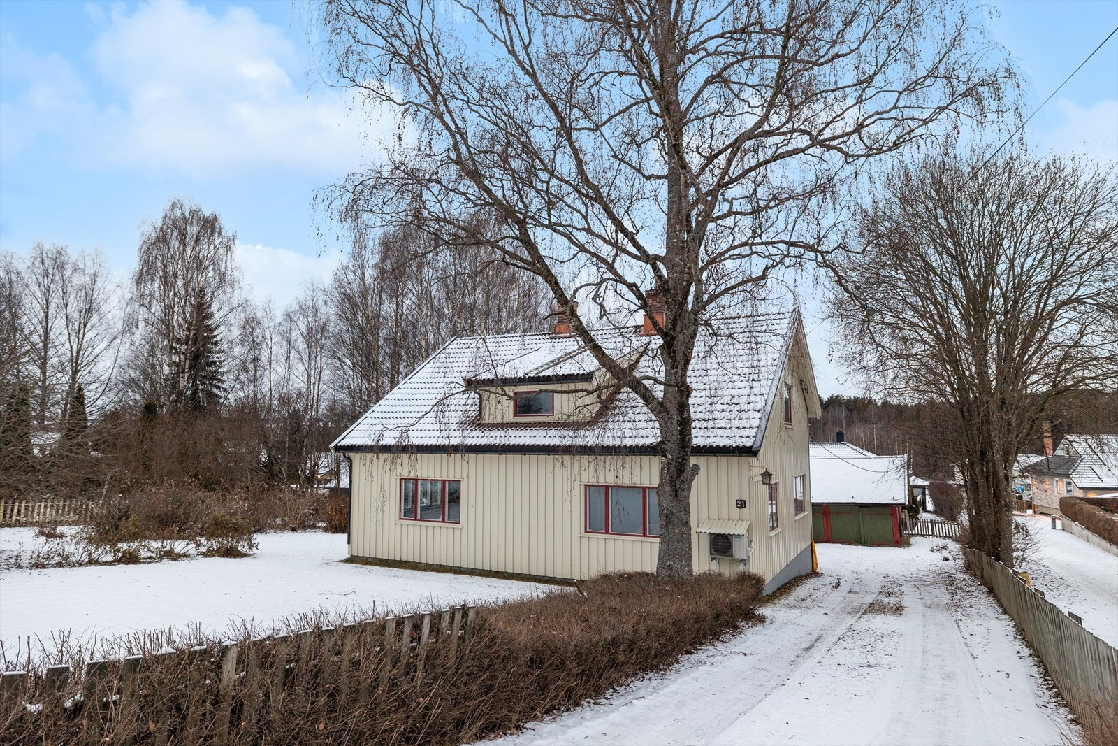 Tomten strekker seg i underkant av ca. 1,3 mål og gir godt med boltreplass for både to- og firbeinte. Galleribilde