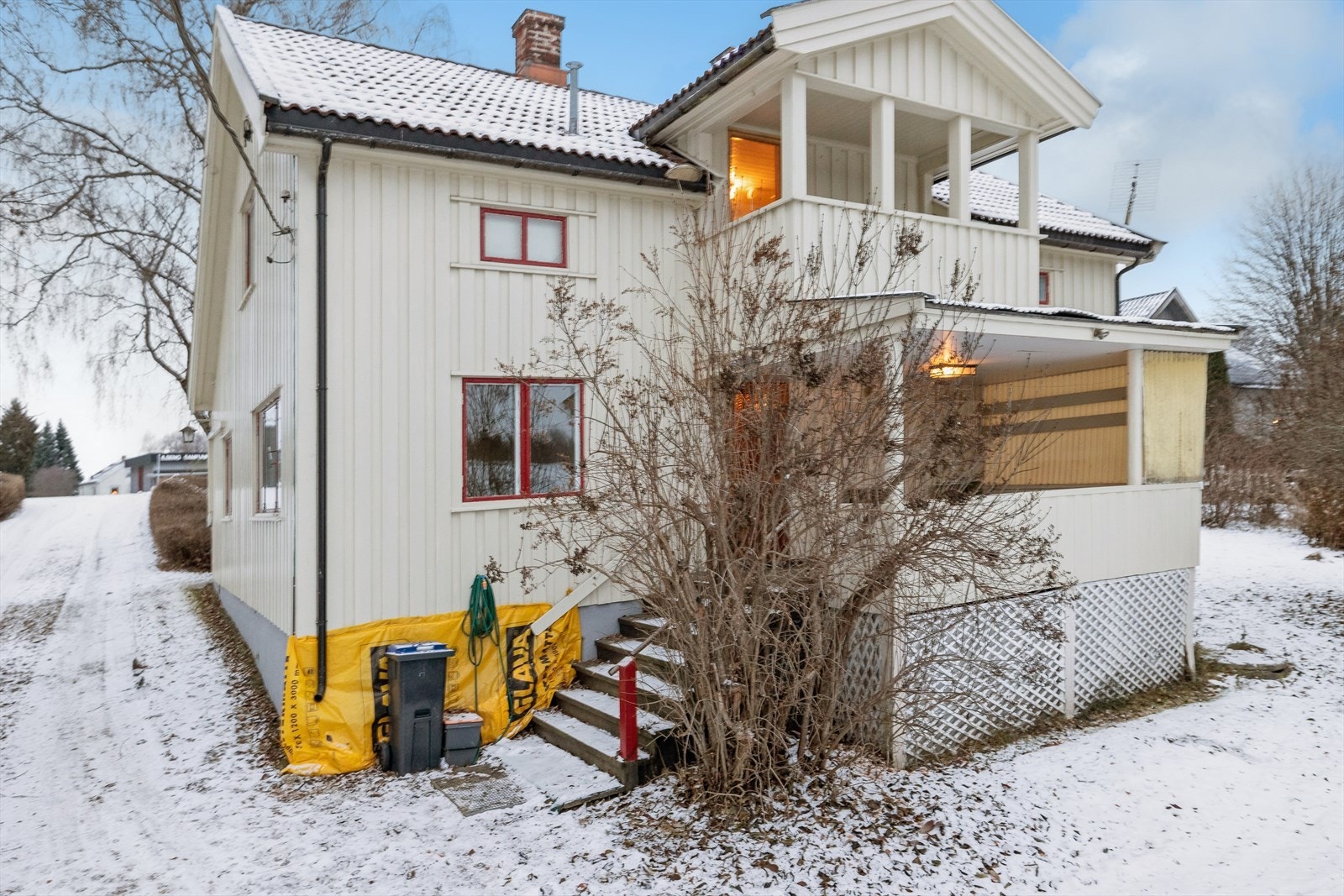 En sjarmerende enebolig med overbygget inngangsparti på ca. 10 m² og overbygget balkong på ca. 4 m². Galleribilde