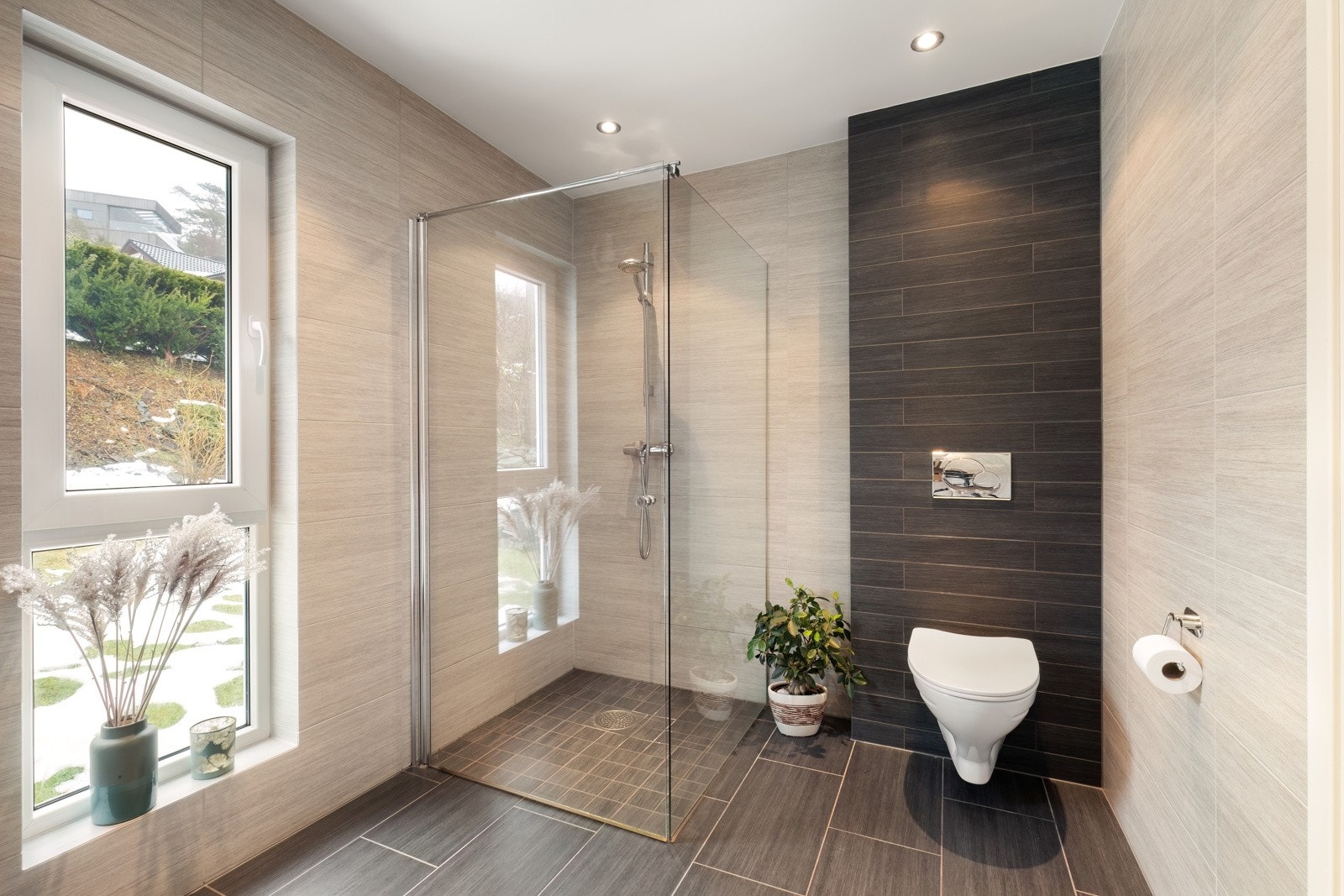 Badet er helfliset med elektriske varmekabler på gulvet Galleribilde