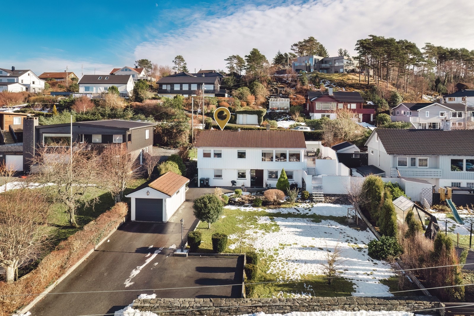 Enebolig med stor tomt og frittstående garasje Galleribilde