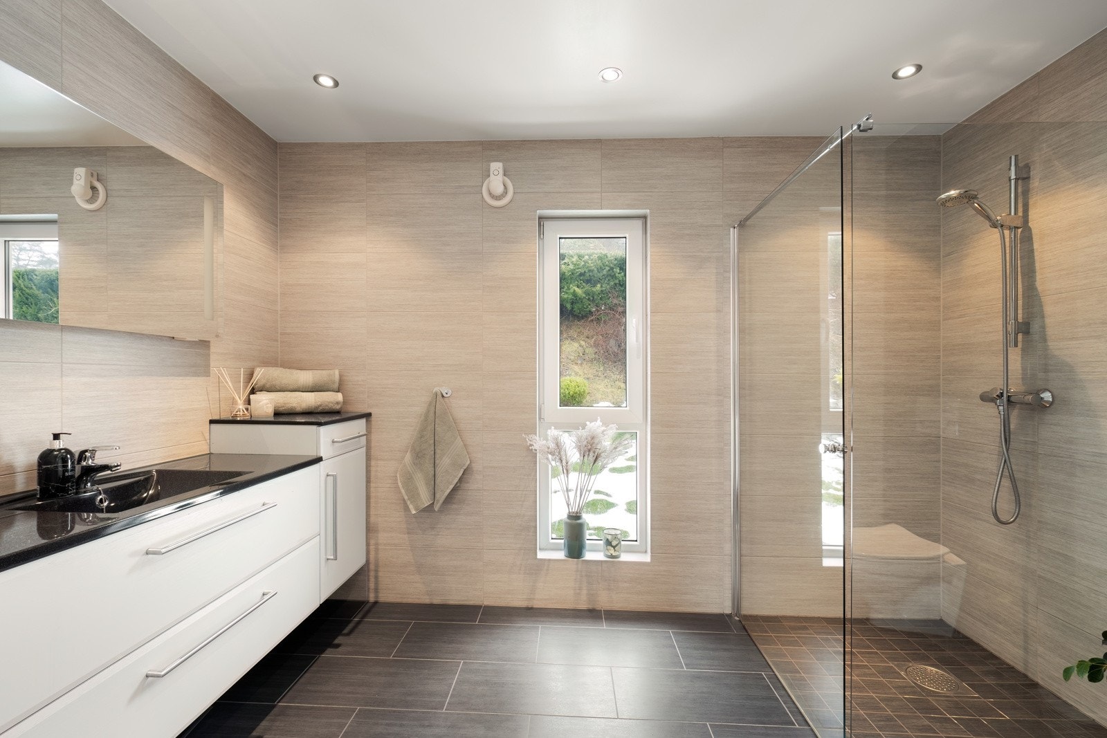 Bad i hovedetasje ble forstørret og oppusset i 2010-2011 Galleribilde