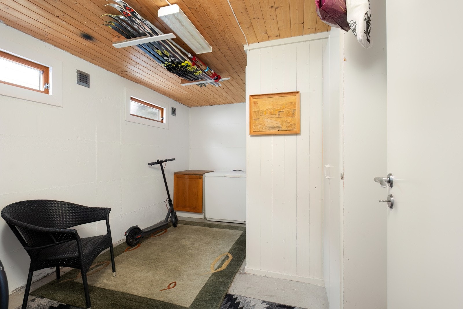 I kjeller er det vaskekjeller og godt med boder i tillegg til oppholdsrom Galleribilde