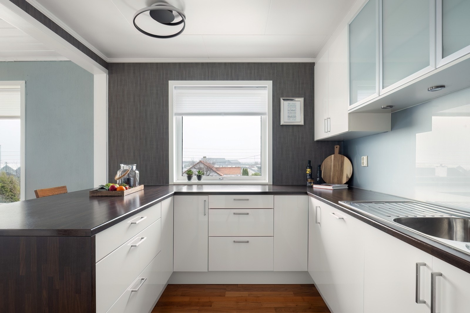 Integrert kjøl/ fryseskap, oppvaskmaskin, stekeovn og induksjonstopp Galleribilde