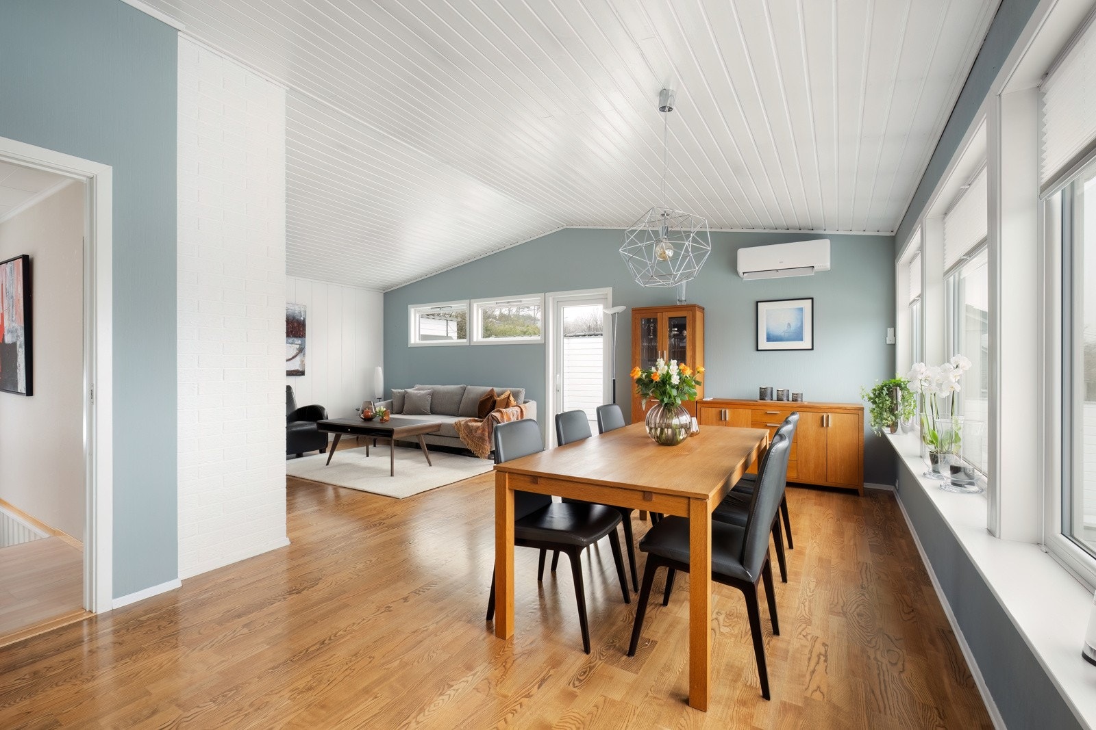 I stuen er det varmepumpe fra 2022 i tillegg til vedovn Galleribilde