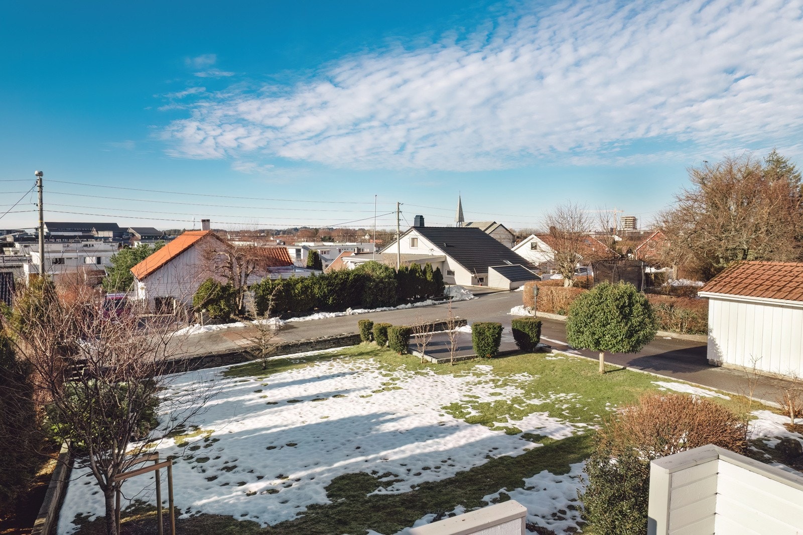 Terrassen er på to platåer og har trapp ned til hagen Galleribilde