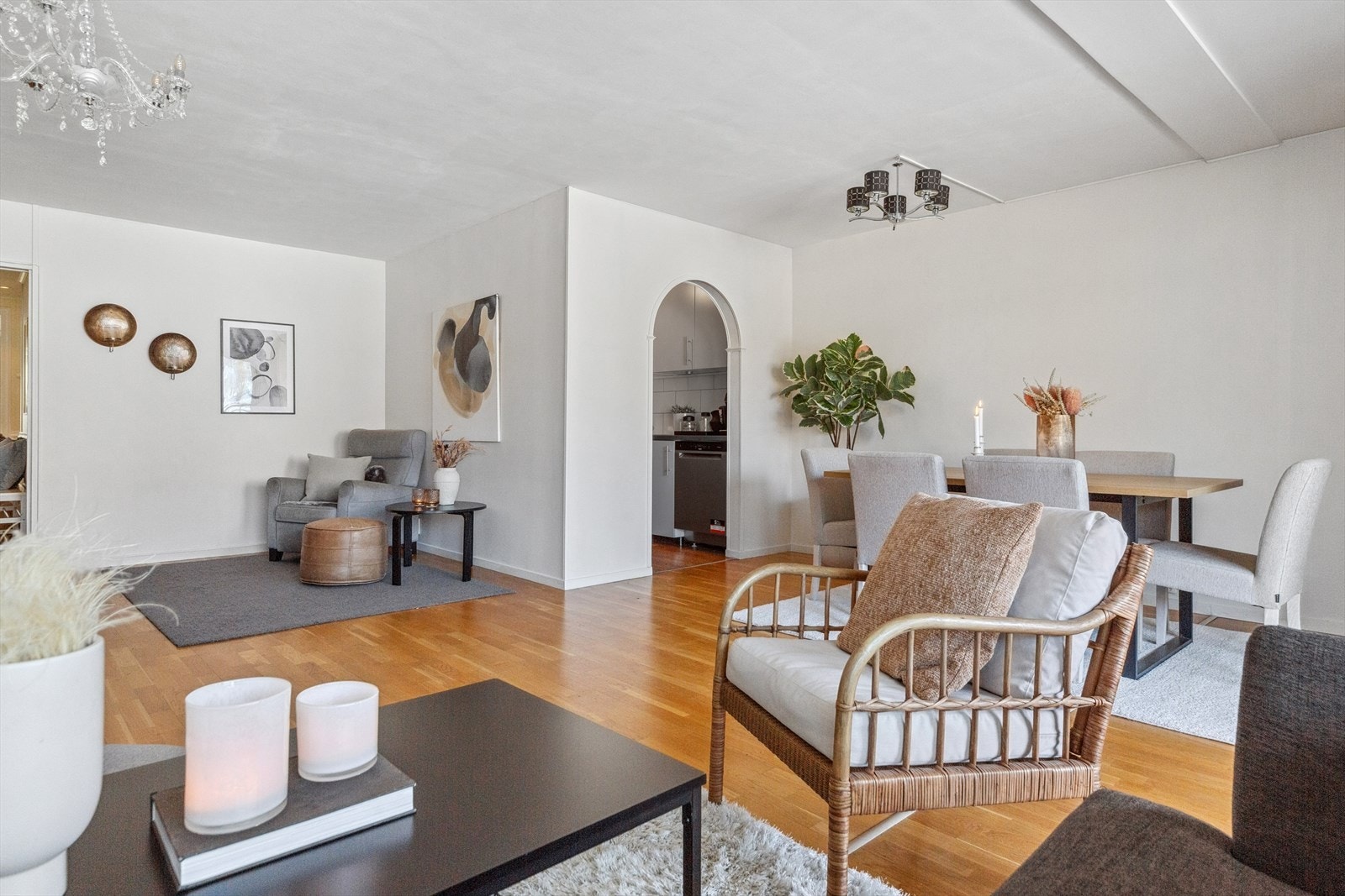 Stuen er utvidet av borettslaget, og her er det god plass til flere sittegrupper - uten at det oppleves rotete. Galleribilde