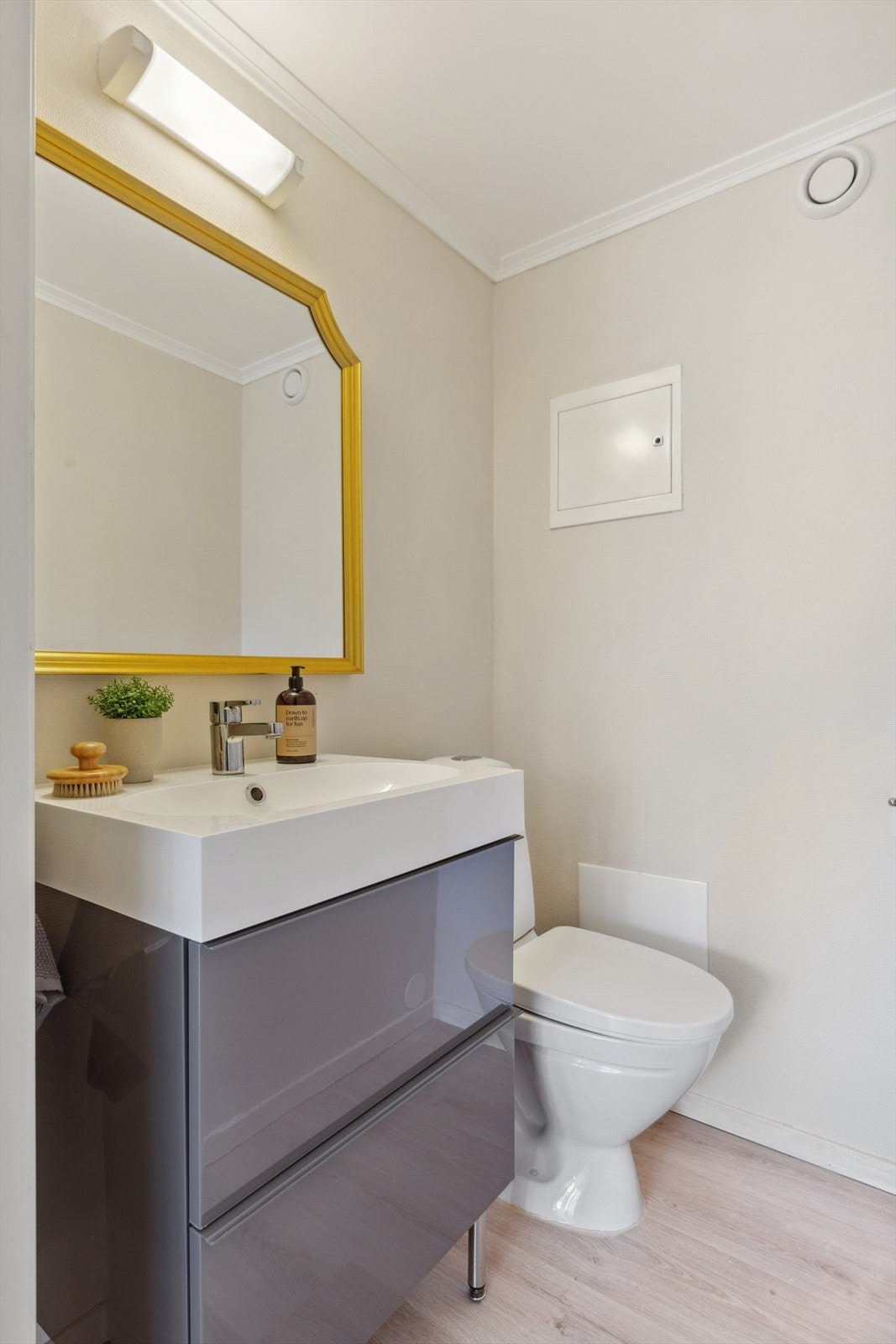 Vegg i vegg med badet har leiligheten et separat wc-rom fra 2009. Galleribilde