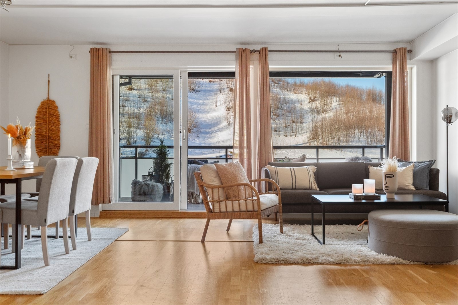 Aktiv Eiendomsmegling v/ Marius Kvalvik har gleden av å presentere Romolslia 19A - en gjennomgående 4-roms andelsleilighet i tredje etasje. Galleribilde