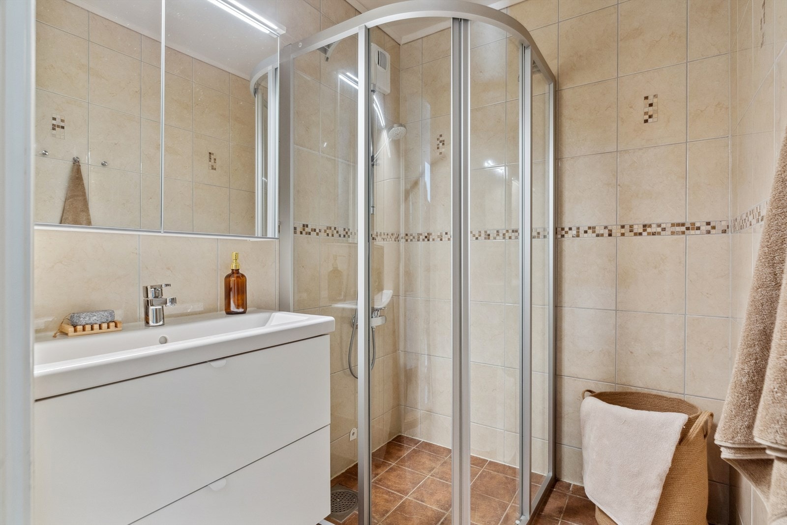 Leiligheten har et helfliset bad fra 2009, utstyrt med dusjhjørne og varmekabler. Galleribilde