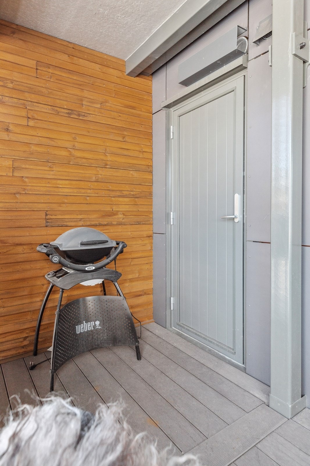 Balkongen har belysning, utestikk og en egen bod på ca. 2 kvm. Galleribilde