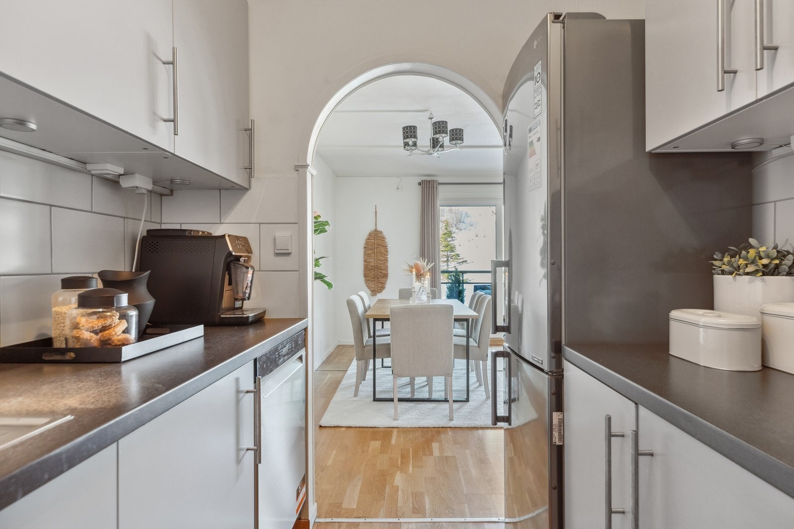 Kjøkkenet ligger i direkte tilknytning til stuen, med god skap- og skuffeplass langs to vegger. Galleribilde