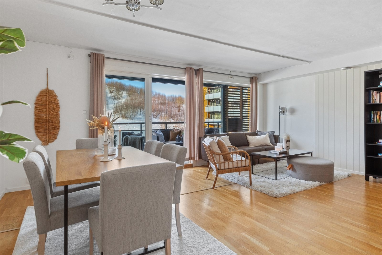 Innenfor entreen har leiligheten en åpen og meget romslig stue som innbyr til hygge fra tidlig morgen til sent på kveld. Galleribilde