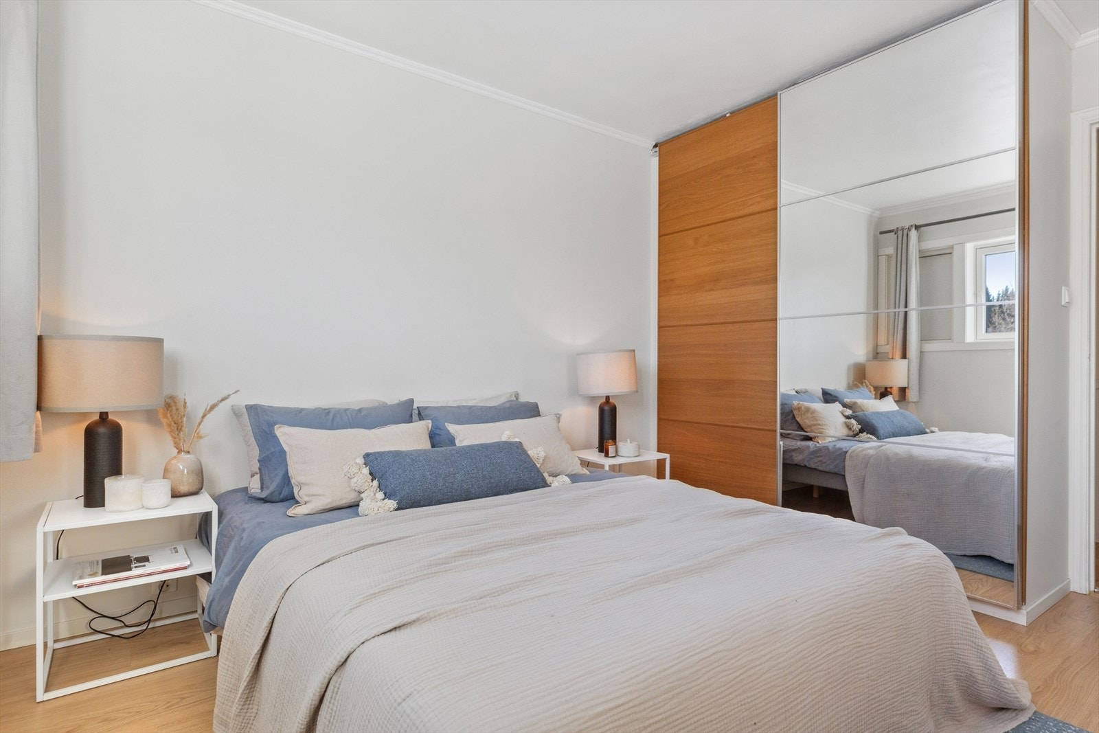 Hovedsoverommet har en stor og plassbygd skyvedørsgarderobe med dels speilfronter. Galleribilde