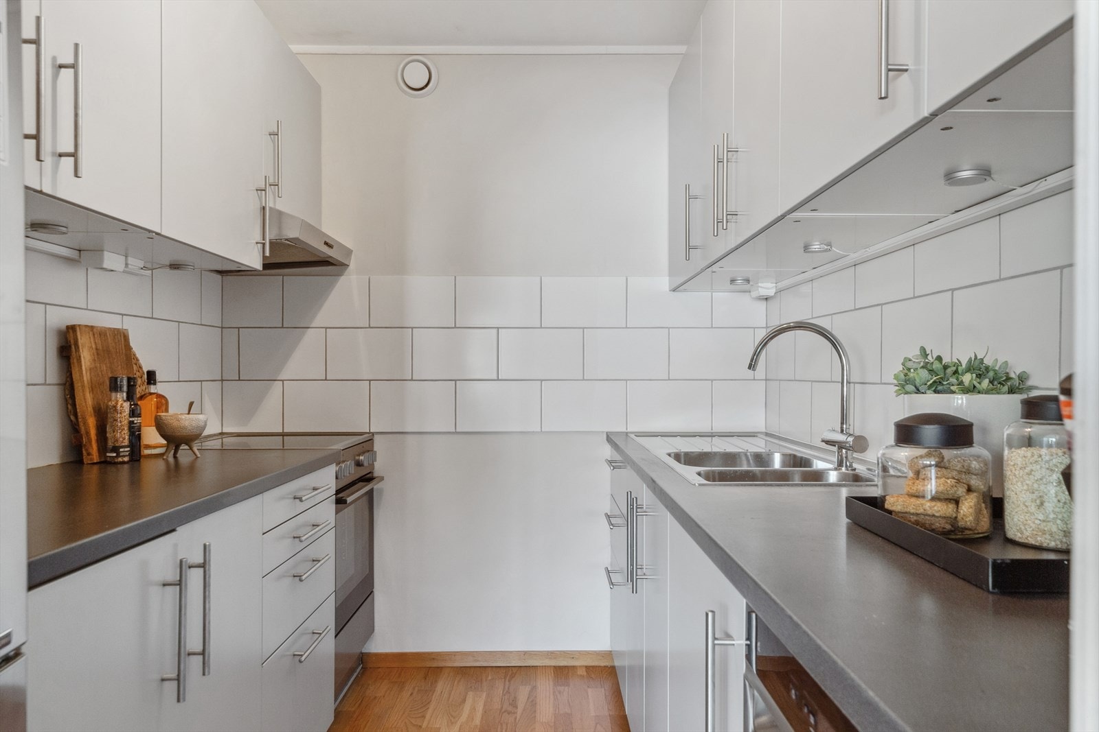 På kjøkkenet er det opplegg for oppvaskmaskin og avsatt plass til komfyr. Galleribilde