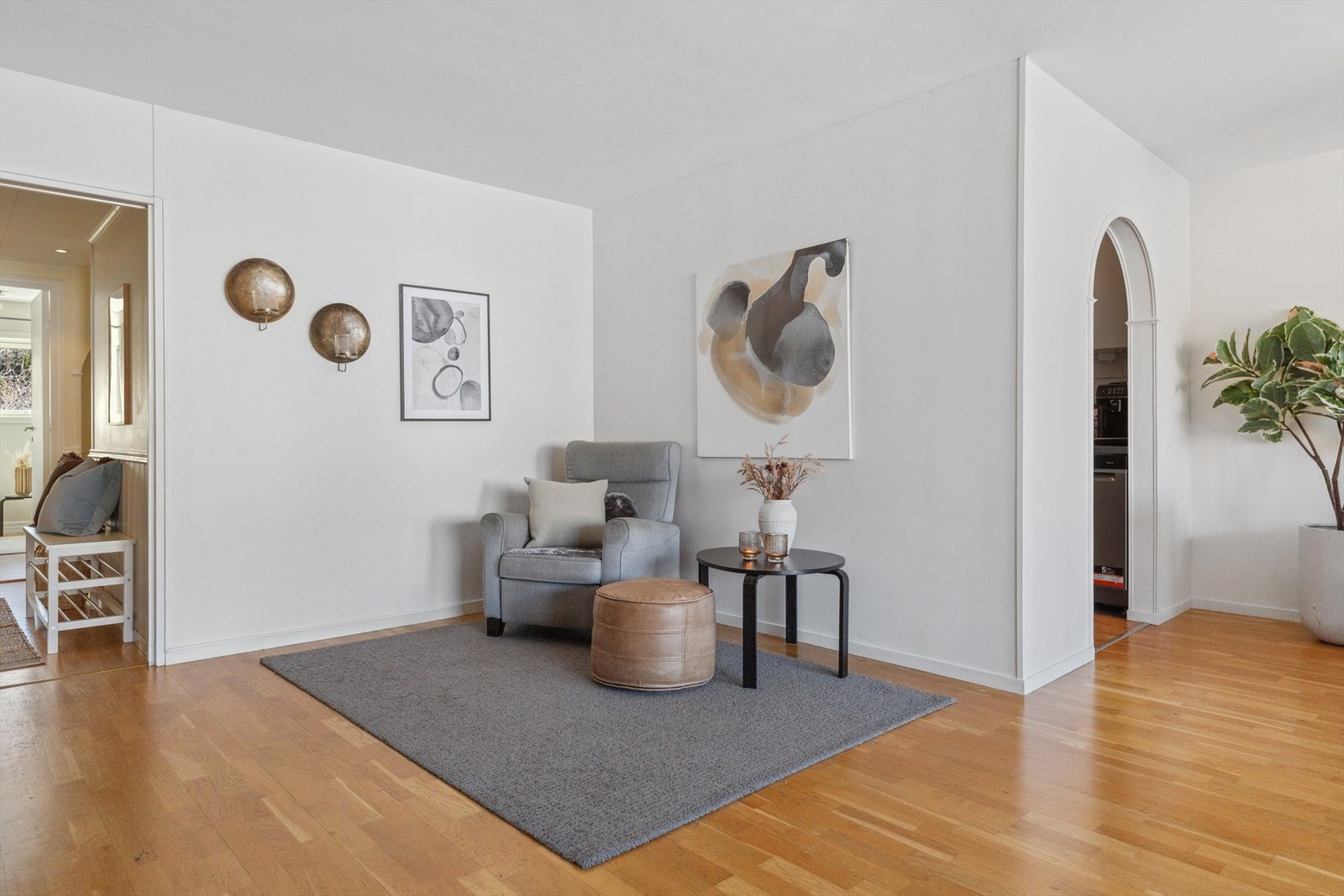 Felleskostnadene inkluderer trappevask, kabel-tv/internett, kommunale avgifter og vaktmestertjenester etc. Galleribilde