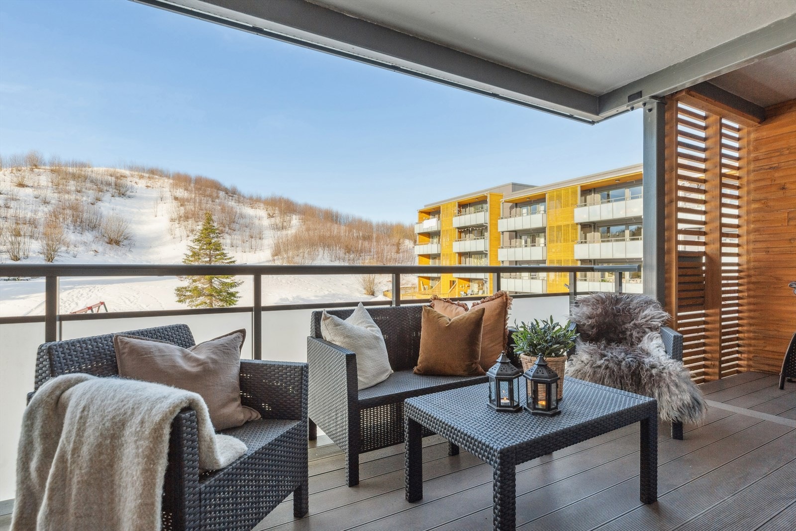 Utenfor stuen har leiligheten en vestvendt balkong på ca. 16 kvm, etablert i regi av borettslaget i 2018. Galleribilde