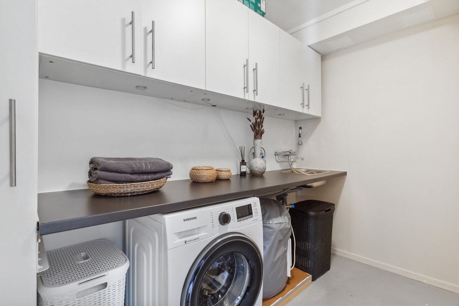 Et eget vaskerom forenkler hverdagen, med arbeidsbenk og god oppbevaringsplass. Galleribilde