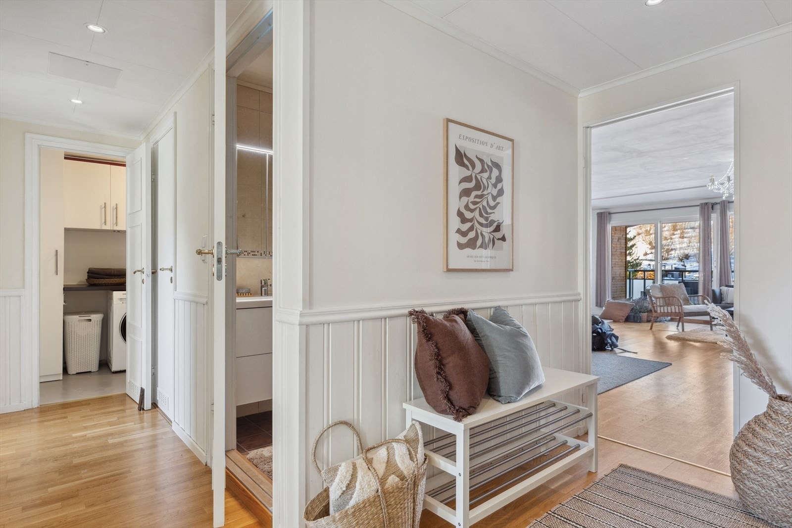 Man ønskes velkommen av en entré med downlights og plass til skap eller andre garderobeløsninger. Galleribilde