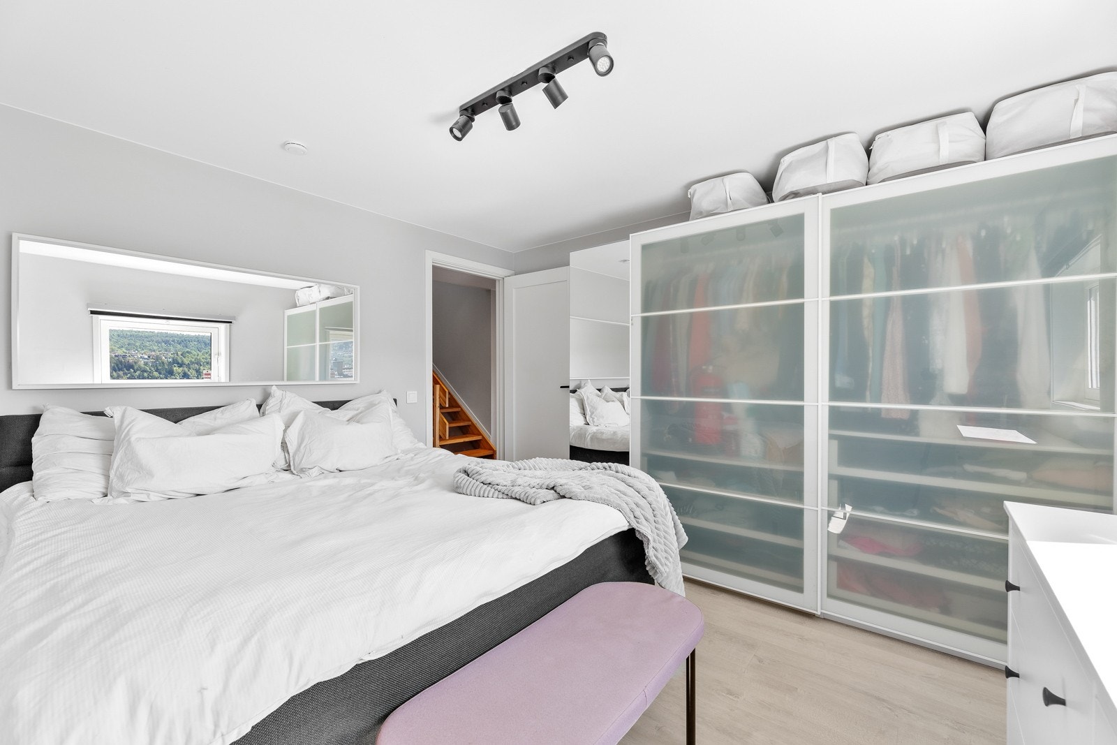 Hovedsoverom med god oppbevaringsplass i skyvedørsgarderobe og kommode Galleribilde