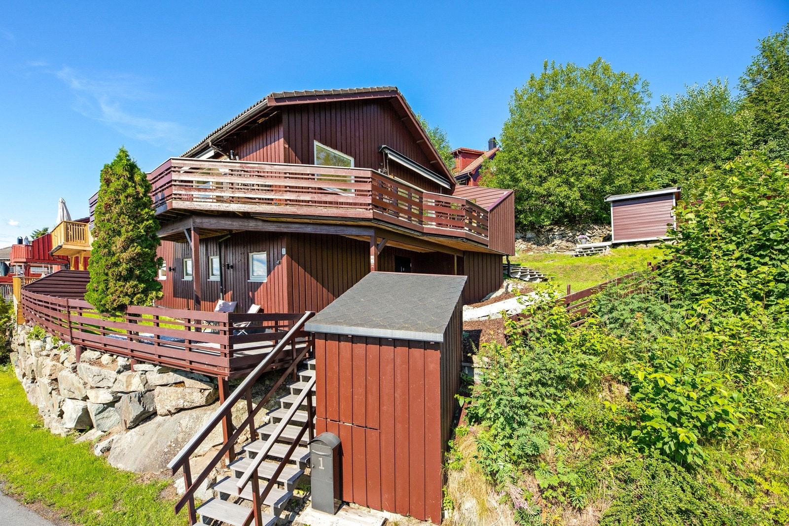Huset ligger innerst i enn blindvei stengt med bom Galleribilde
