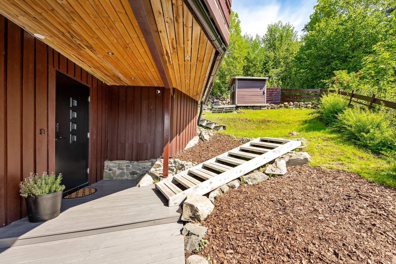 Flott opparbeidet hage. God tilgang med trapp og terrasse Galleribilde