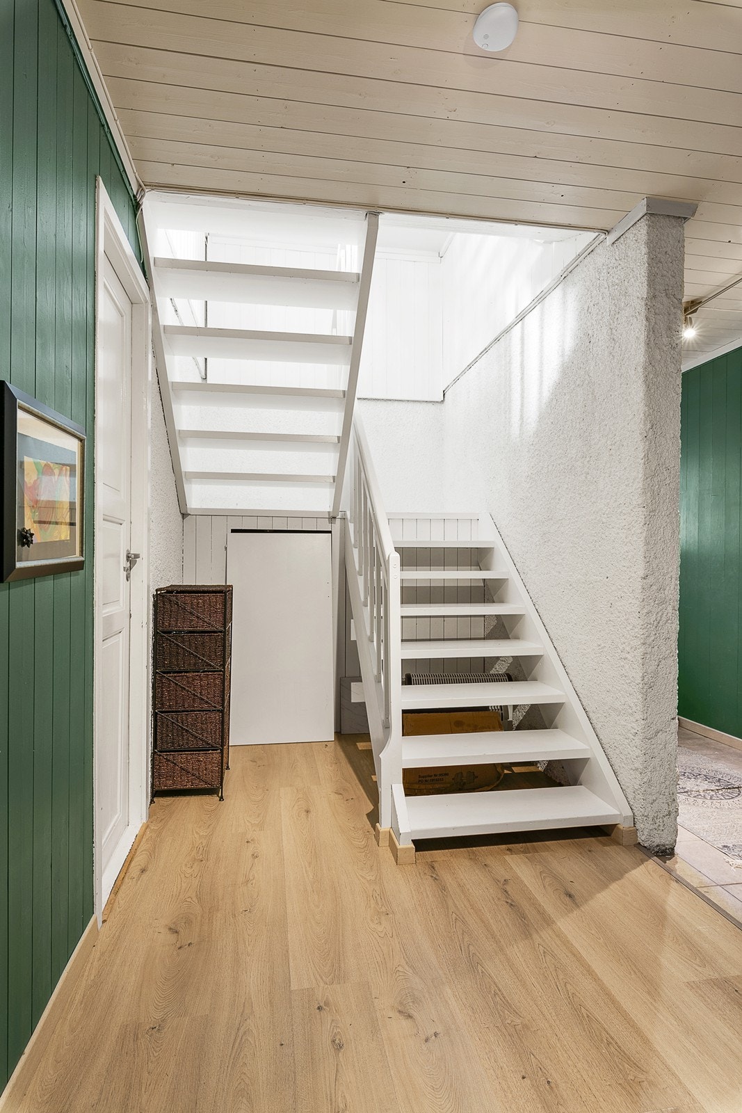 Lagringsplass under trappen. Rom som benyttes som vaskerom til venstre i bildet. Galleribilde