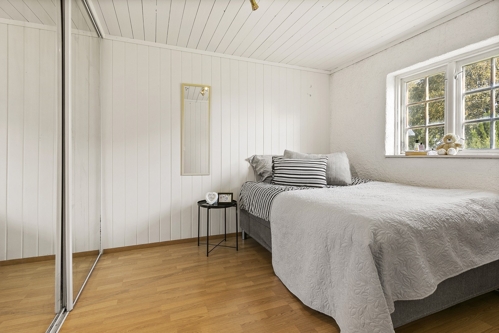 Hovedsoverom med stor skyvedørsgarderobe. Galleribilde