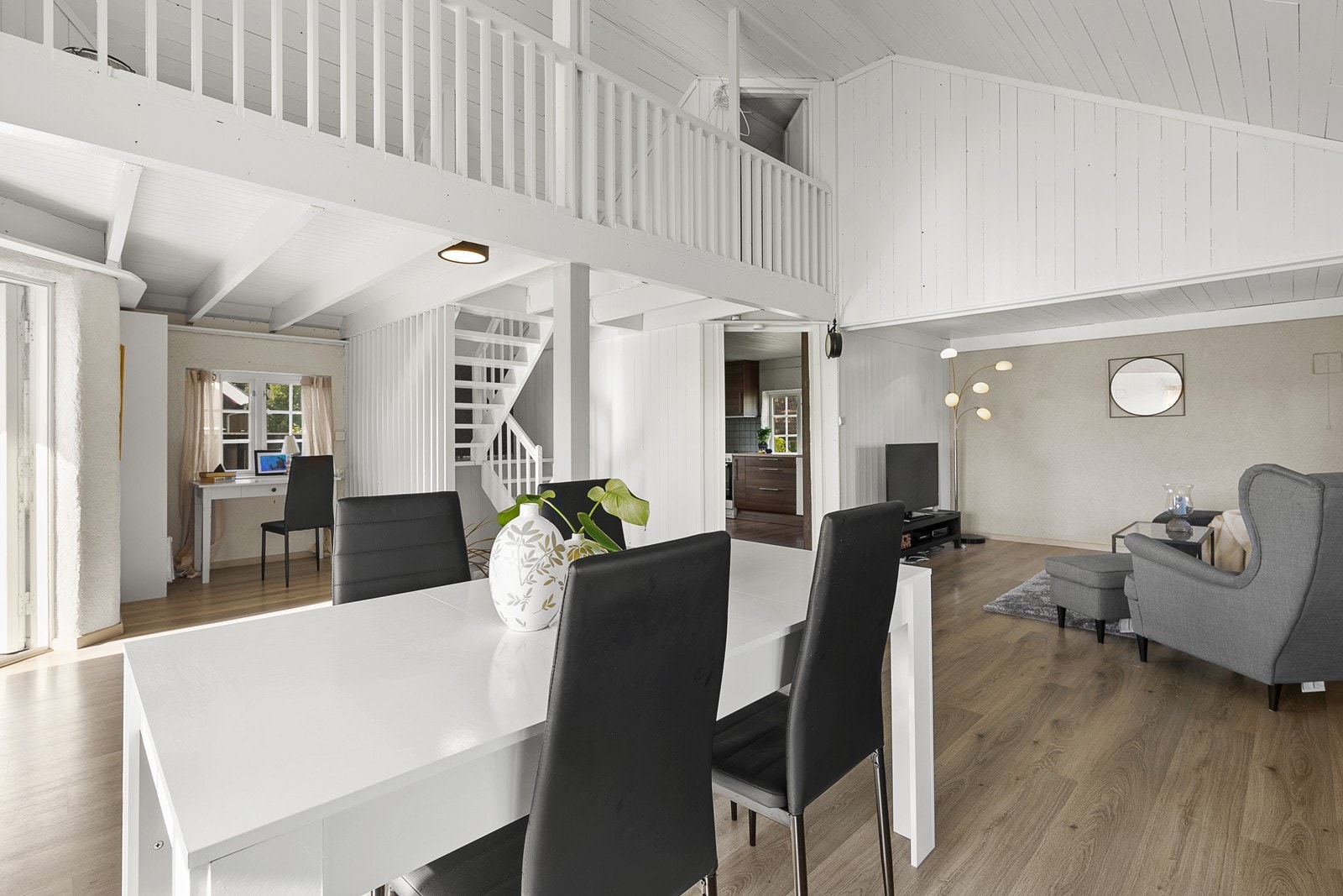 Det er en hems og et rom opp trappen. Galleribilde