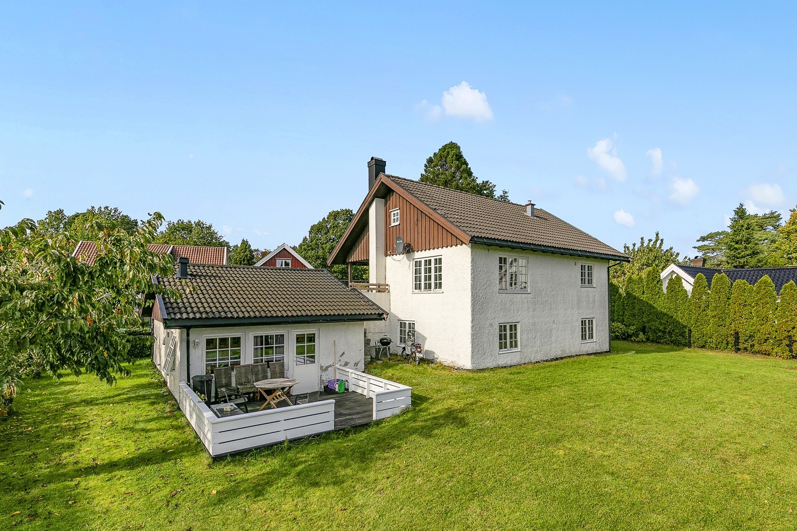Det er to sekskjoner som er
tilknyttet hverandre med felles oppkjørsel og hage. Det er huset til høyre som er til salgs. Galleribilde