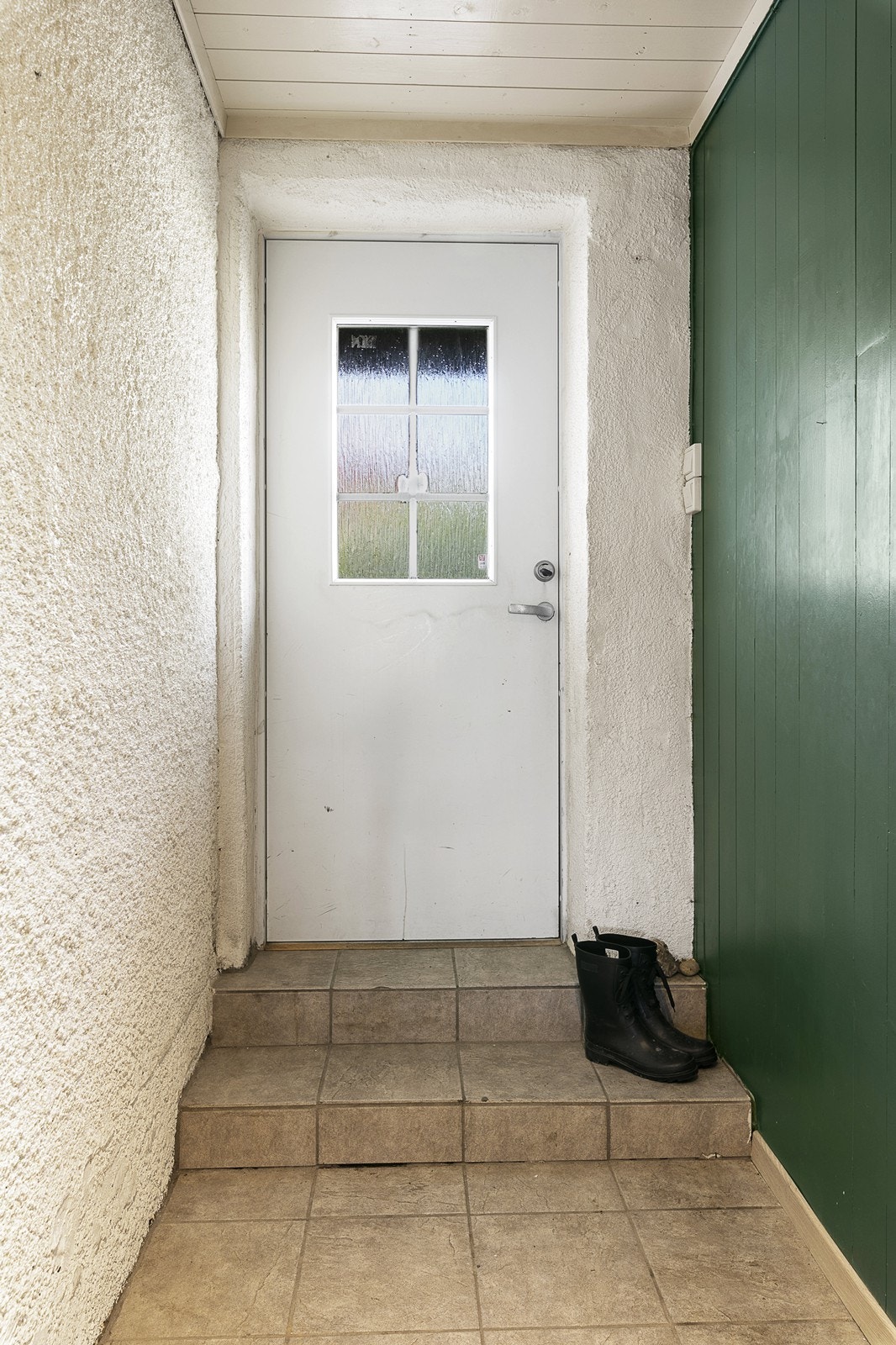 Flislagt entré. Galleribilde