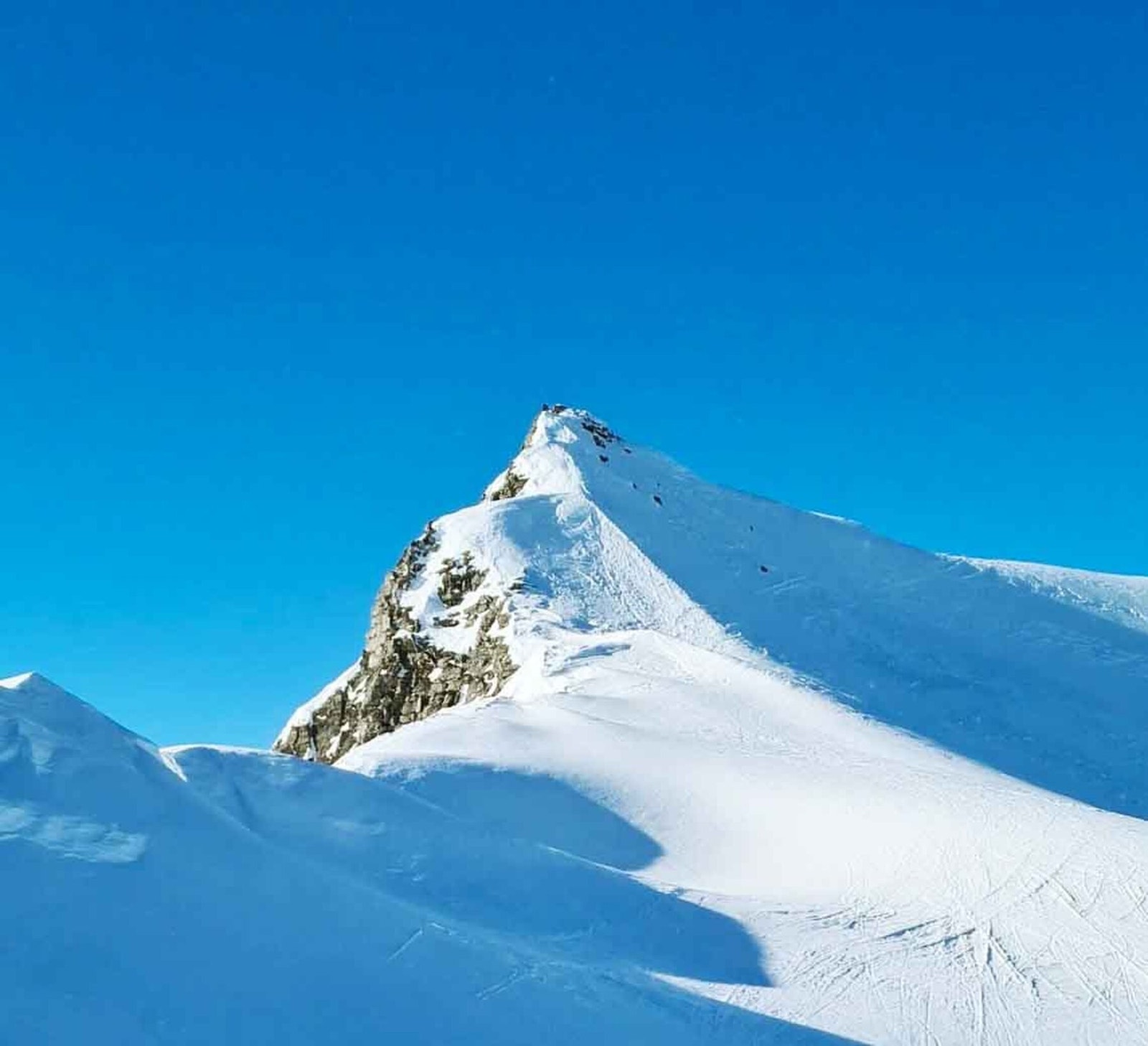 Trolltinden, 1347 moh. Spektakulær topptur i nærheten. Galleribilde
