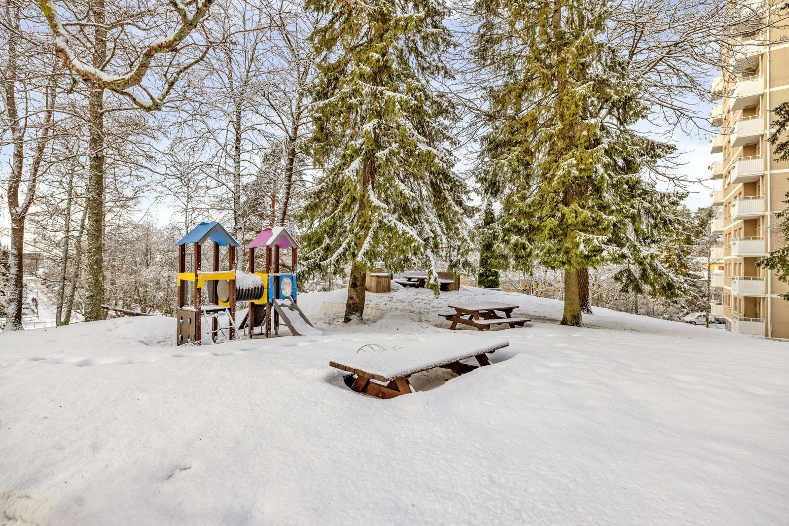 Tomten er pent opparbeidet med plen, lekeplasser og asfalterte stikkveier Galleribilde